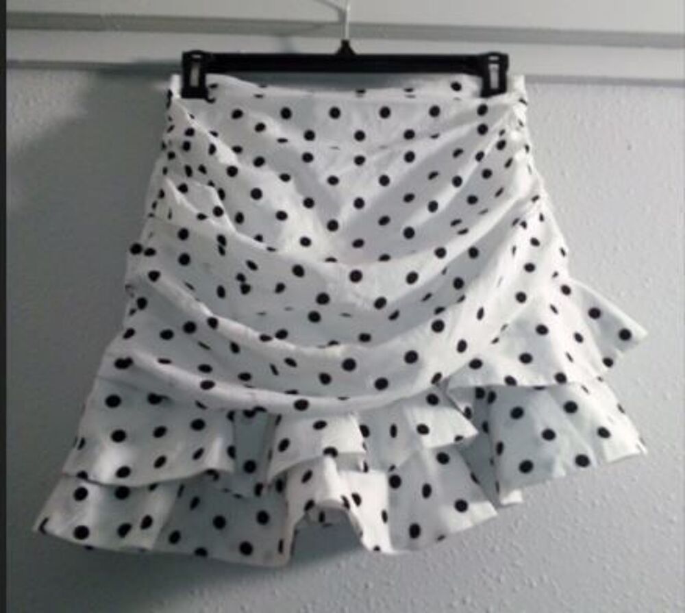 Jupe courte &agrave; pois noirs sur fond blanc Vêtements
