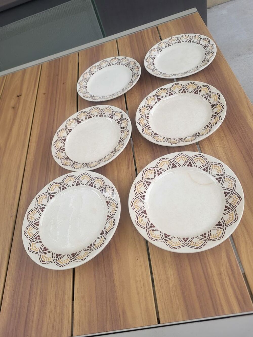 Lot de 6 assiettes plates anciennes en fa&iuml;ence &eacute;maill&eacute;e 