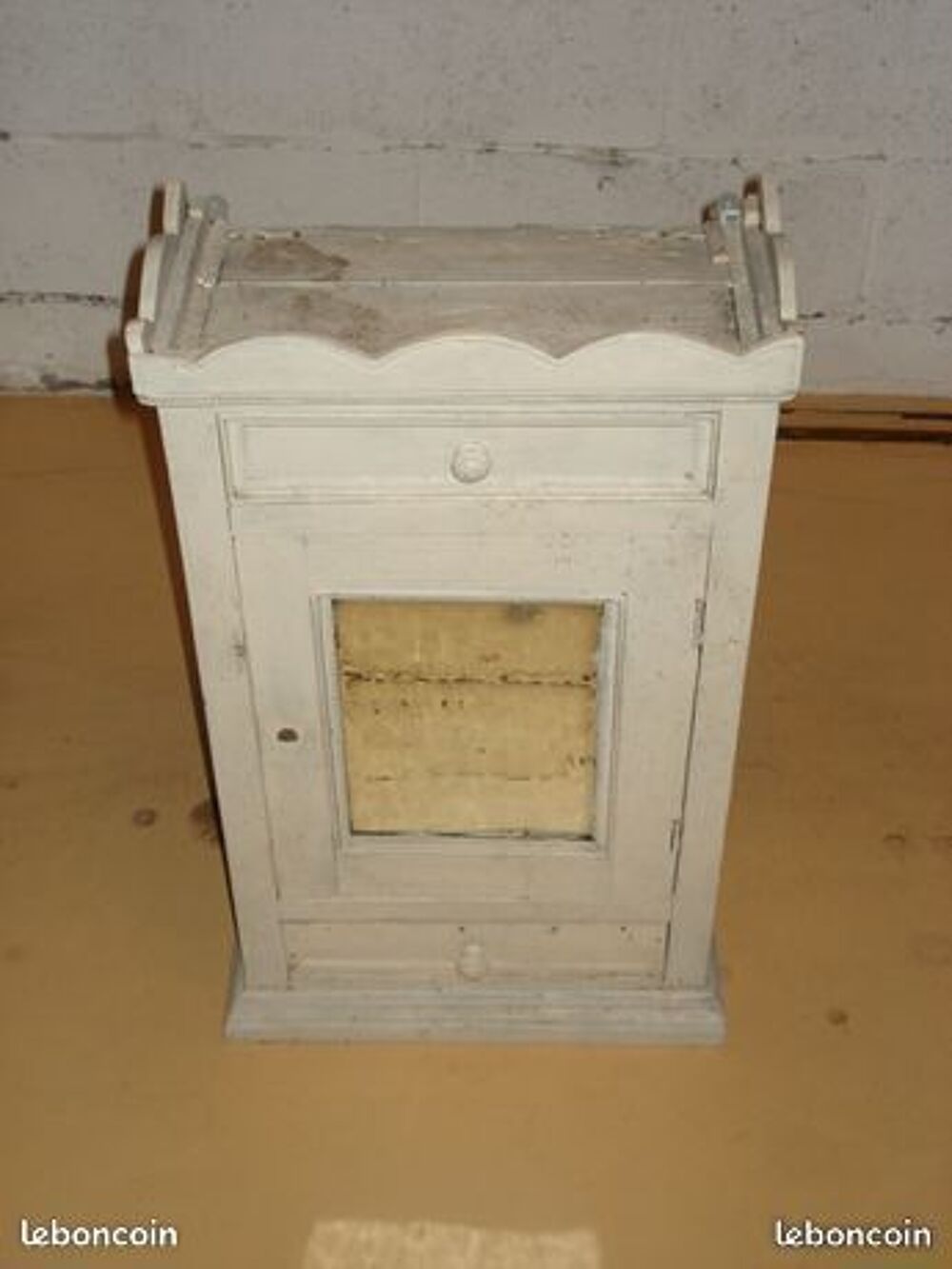 A saisir = petite armoire vintage avec petite vitre Meubles
