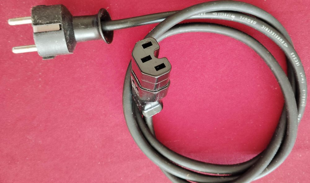 C&acirc;ble d'alimentation noir 1,15m 220 volts .&agrave; rainure d&eacute;tromp Electrom�nager