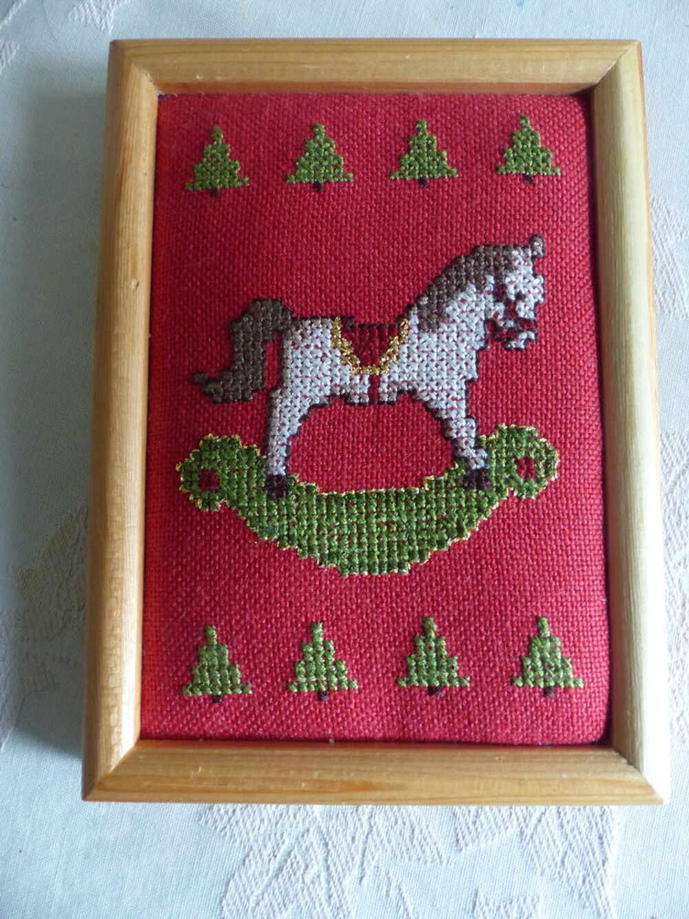 " Cheval de bois "... au POINT DE CROIX
petit cadre Décoration