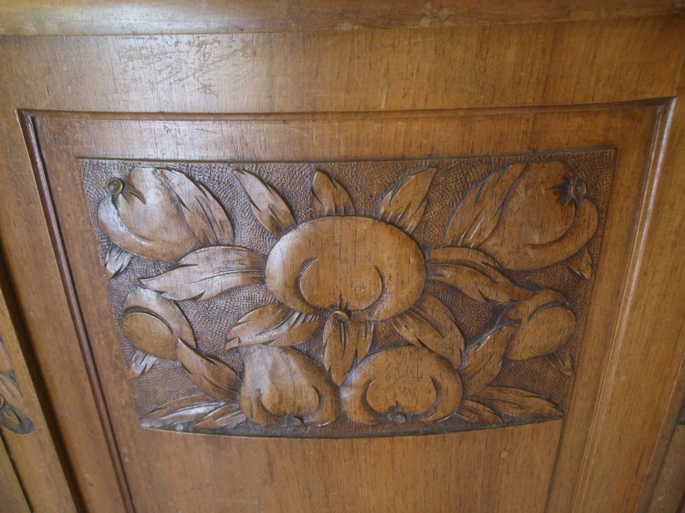 salle &agrave; manger compl&egrave;te en noyer massif sculpt&eacute; Meubles