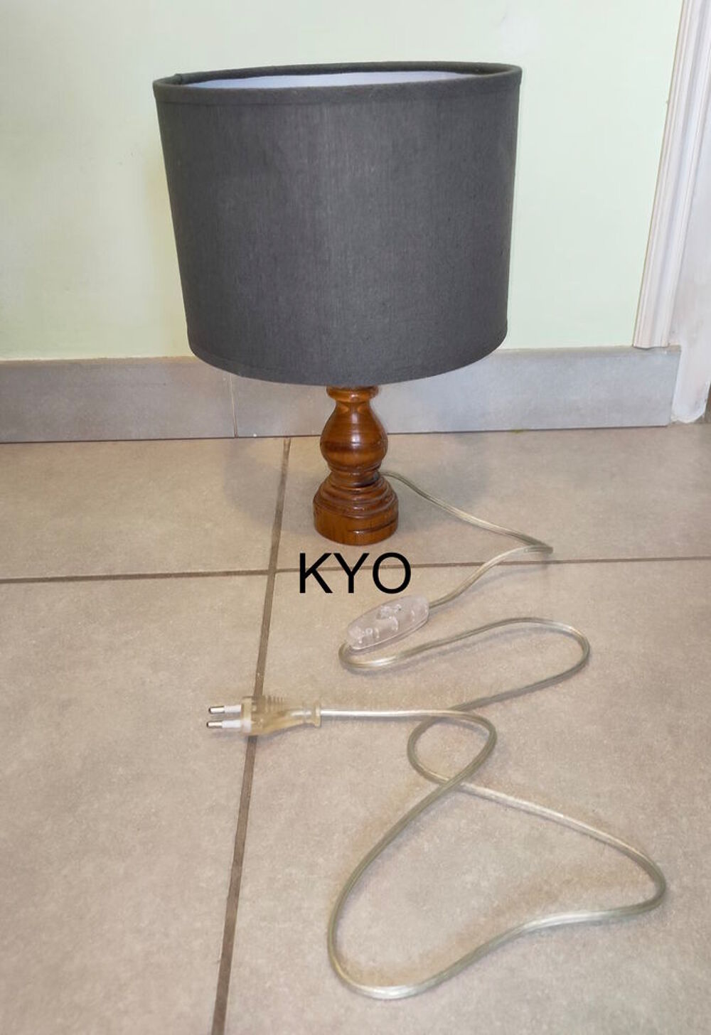 Lampe chevet rond tube bois &agrave; poser, abat-jour gris tissu Décoration