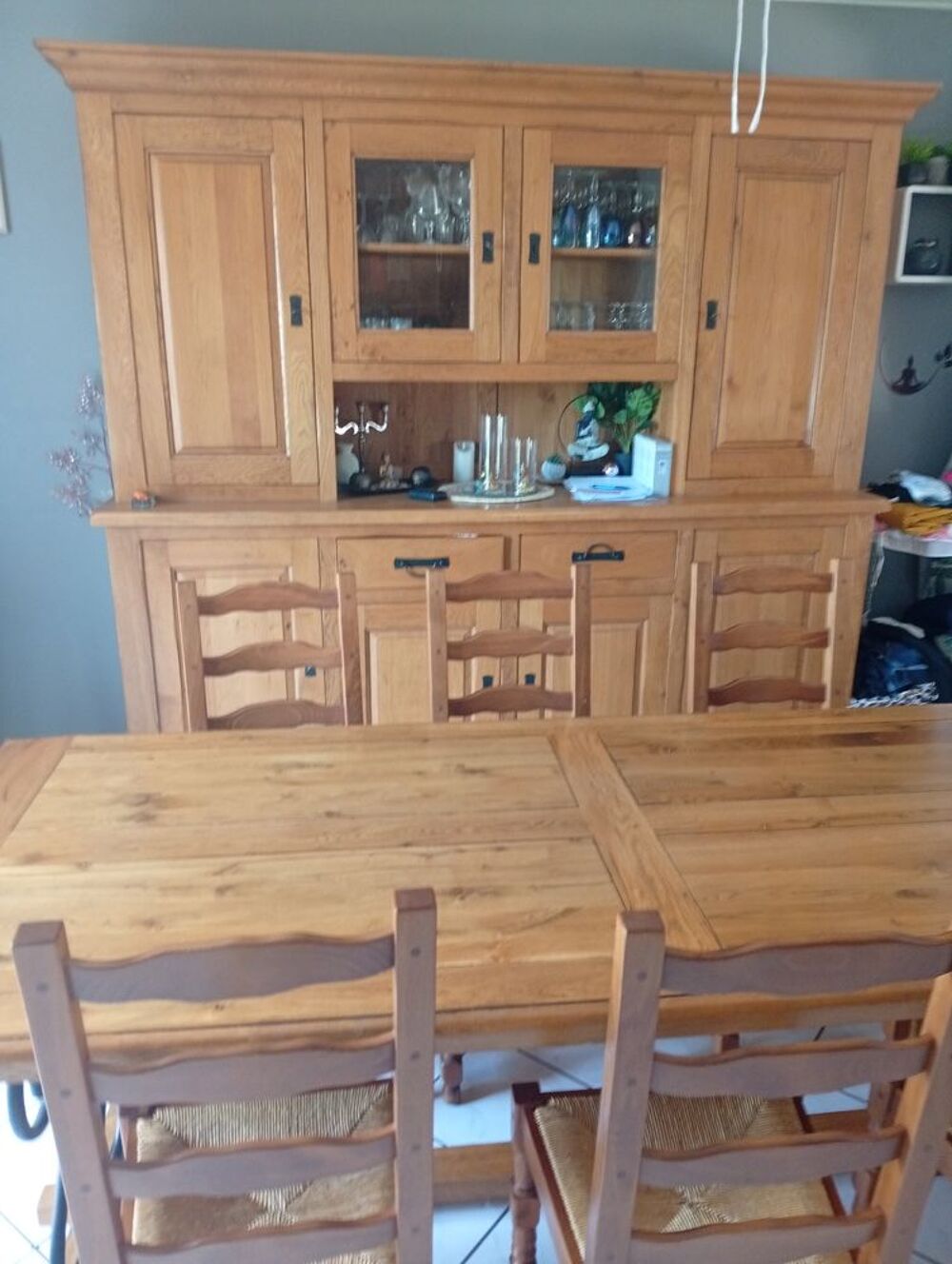 Buffet vaisselier et table et 6 chaises Meubles