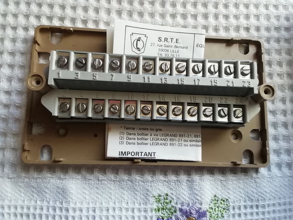 R&eacute;glette t&eacute;l&eacute;phonique ou autre neuve 24 plots Bricolage