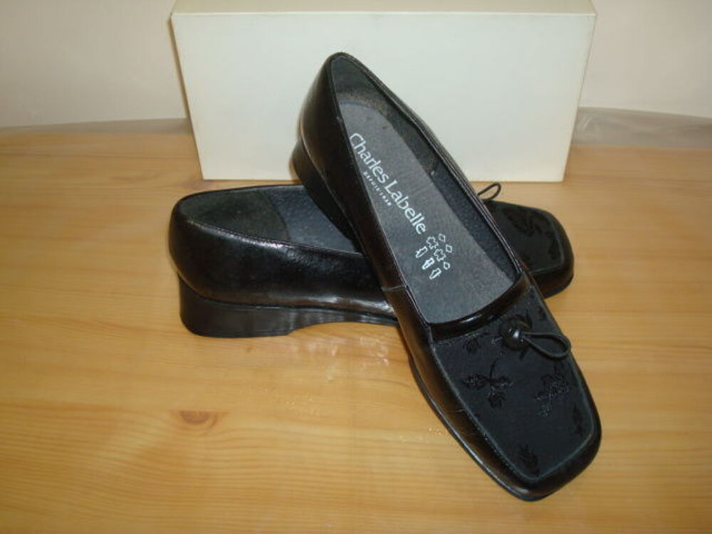 Mocassins vernis noir
Chaussures