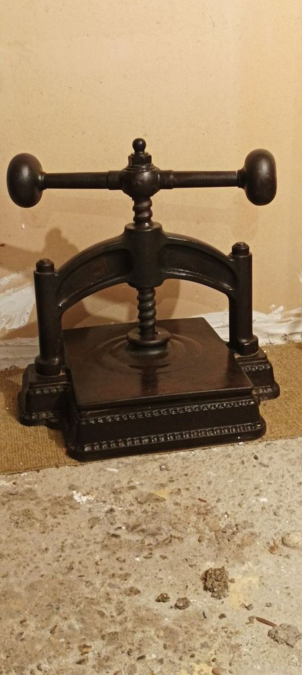 Presse &agrave; livre Meubles
