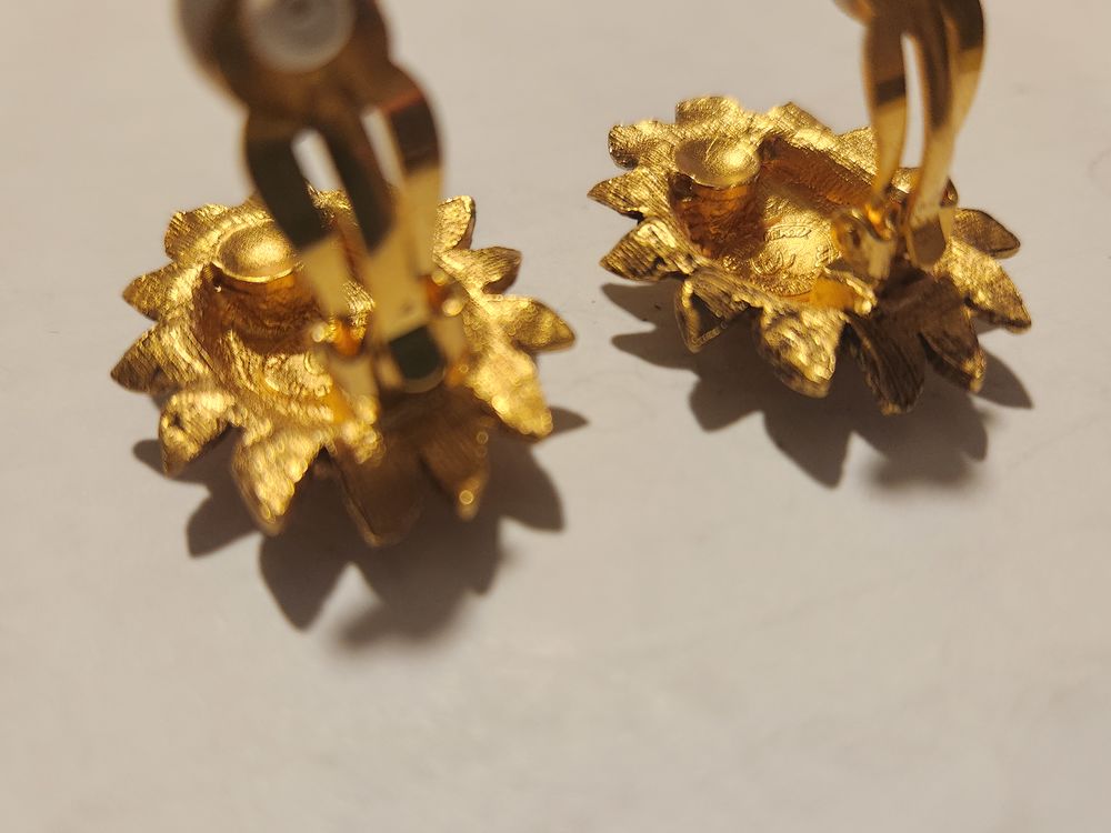 BO Boucles Oreilles dor&eacute;es ovale fleur &eacute;maill&eacute;e noir LACROIX Bijoux et montres