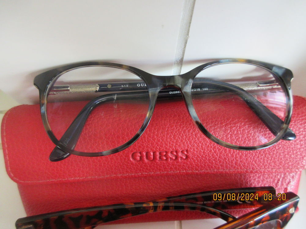 LOT DE 9 PAIRES DE LUNETTES , Bijoux et montres