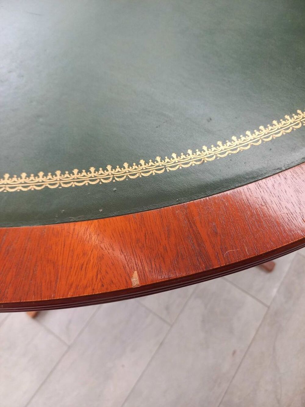 &agrave; vendre table ancienne avec dessus cuir vert Meubles