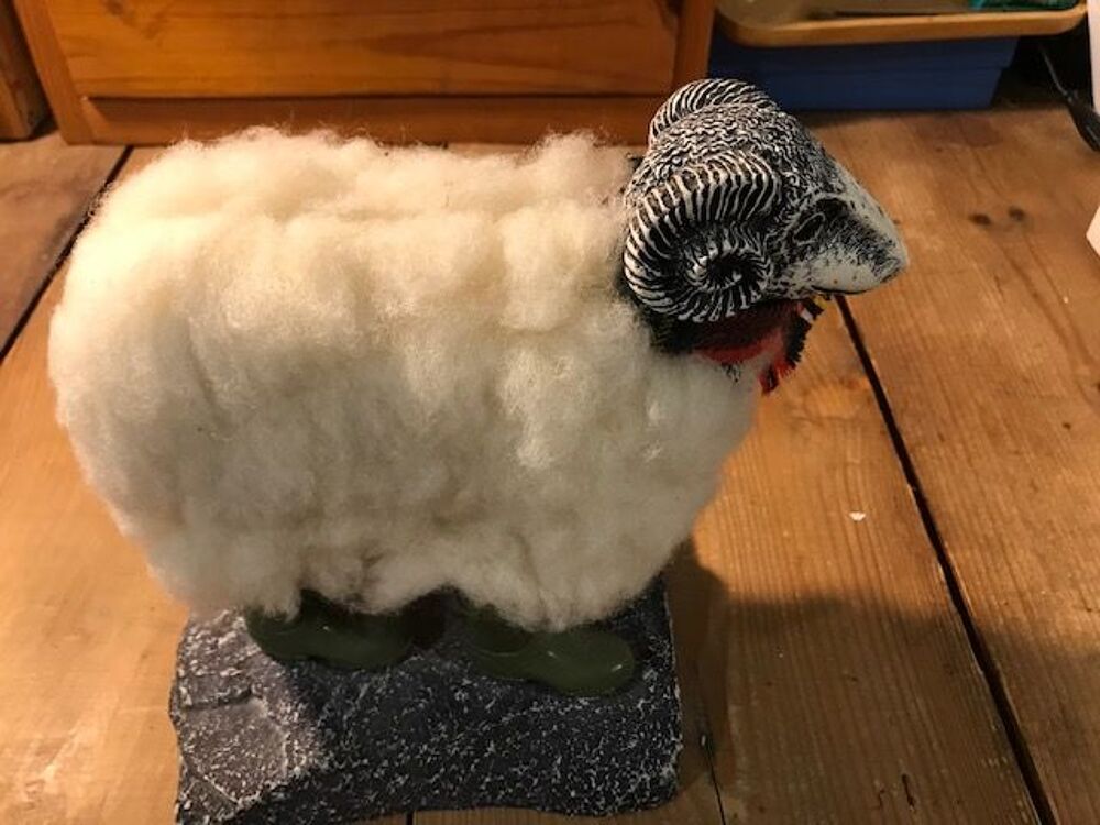 Mouton chauss&eacute; de bottes vertes 