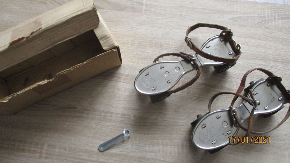 Patins &agrave; Roulettes Fer MYSTRAL de 1970. Jeux / jouets