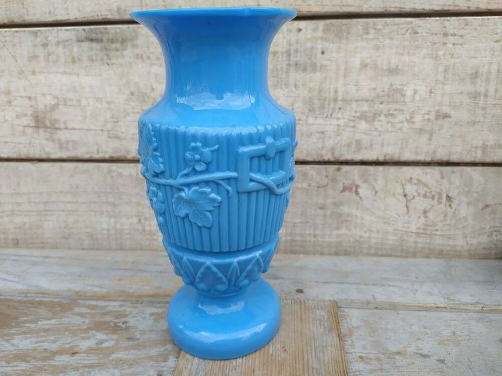 Ancien Vase Opaline Bleue Saint Louis D&eacute;cor Vigne 
Décoration