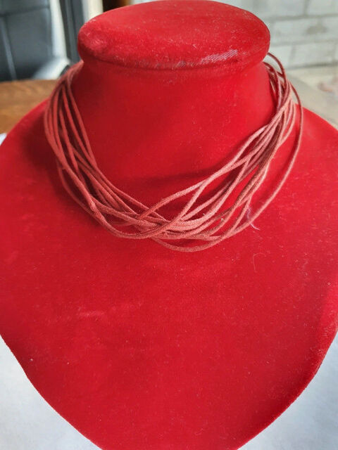 Collier rouge 1 Aubvillers (80)