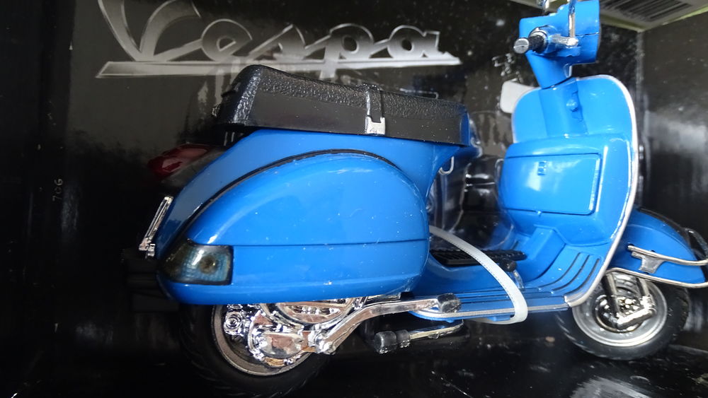 V44/SCOOTER VESPA
Echelle 1/12
Marque : NEWRAY
Etat neuf Jeux / jouets