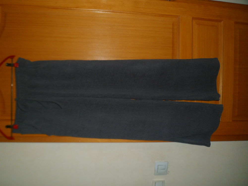 pantalon velour gris fine cote
2 poche sur le cot&eacute;
taille 40 Vêtements
