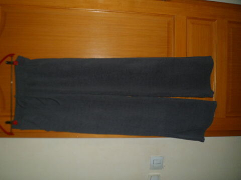 pantalon velour gris fine cote
2 poche sur le coté
taille 40 9 Saint-Chéron (91)