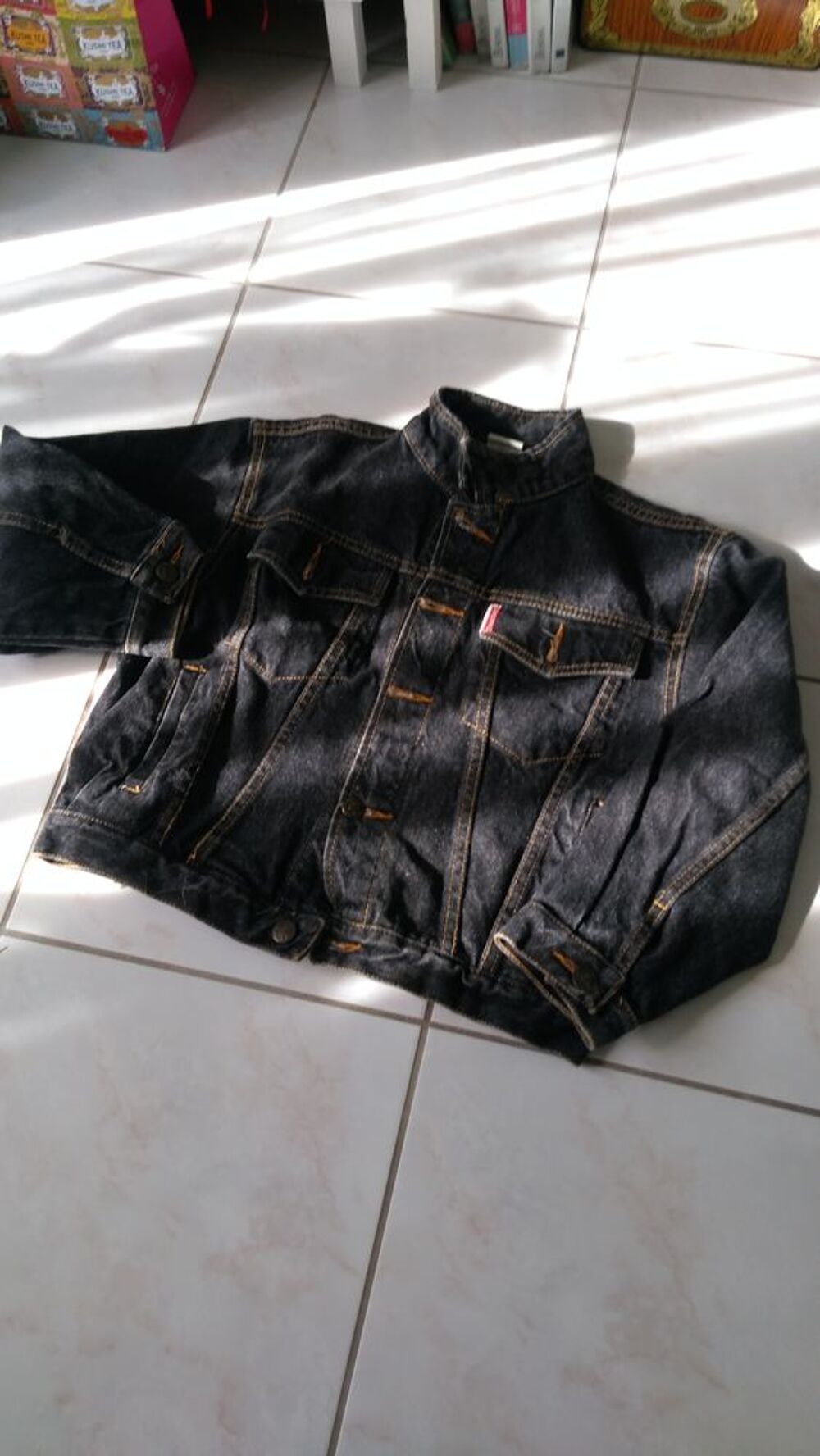 Blouson peu servi. En 10ans noir. Vêtements enfants