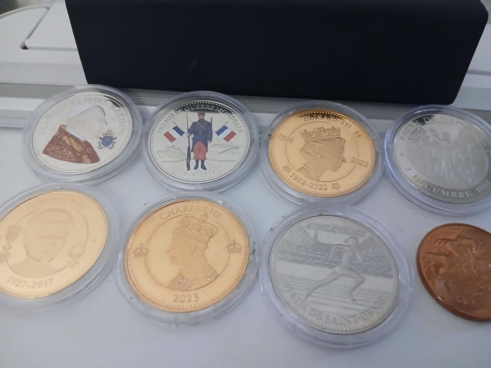  Lot de huit pi&egrave;ces collection grands de ce monde N&deg; 1395 