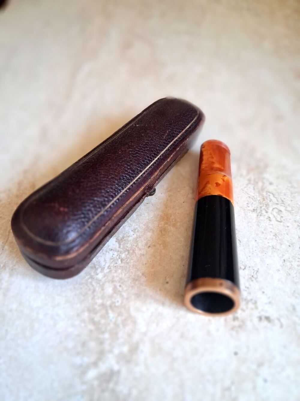 Fume-cigare vintage or, bak&eacute;lite et ambre 
