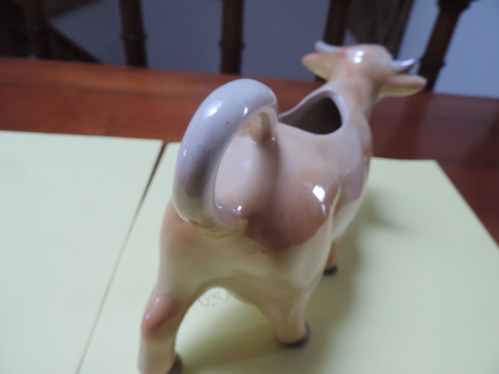 "VACHE BRETONNE" - EN PORCELAINE - ANNEE 1947/1948. D�coration