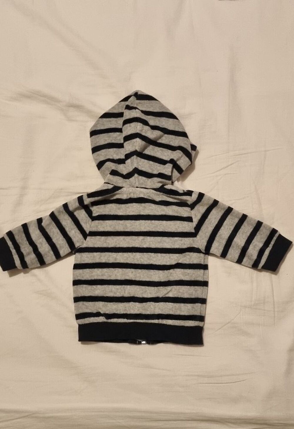 Gilet &agrave; capuche ray&eacute; gris &amp; bleu marine ? Taille 3 mois ? Ki Puériculture