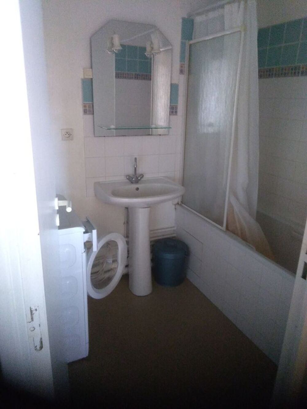 Location Appartement appt T3 situé au 4 eme étage d'un immeuble de 5 étages. Tours