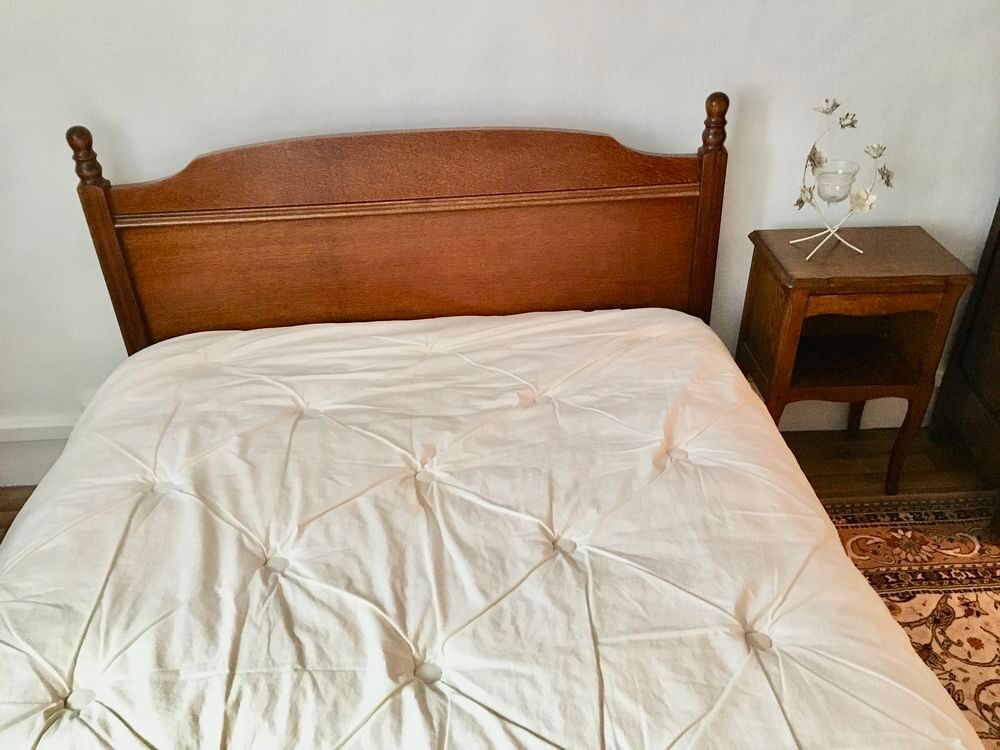 Cadre de lit en bois 140x190 et petite table de nuit. Meubles