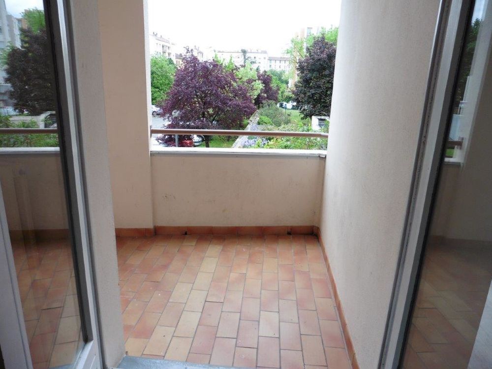 Location Appartement Lyon 8 - T4 85 m^2 meublé calme pour 3 étudiants. Lyon 8