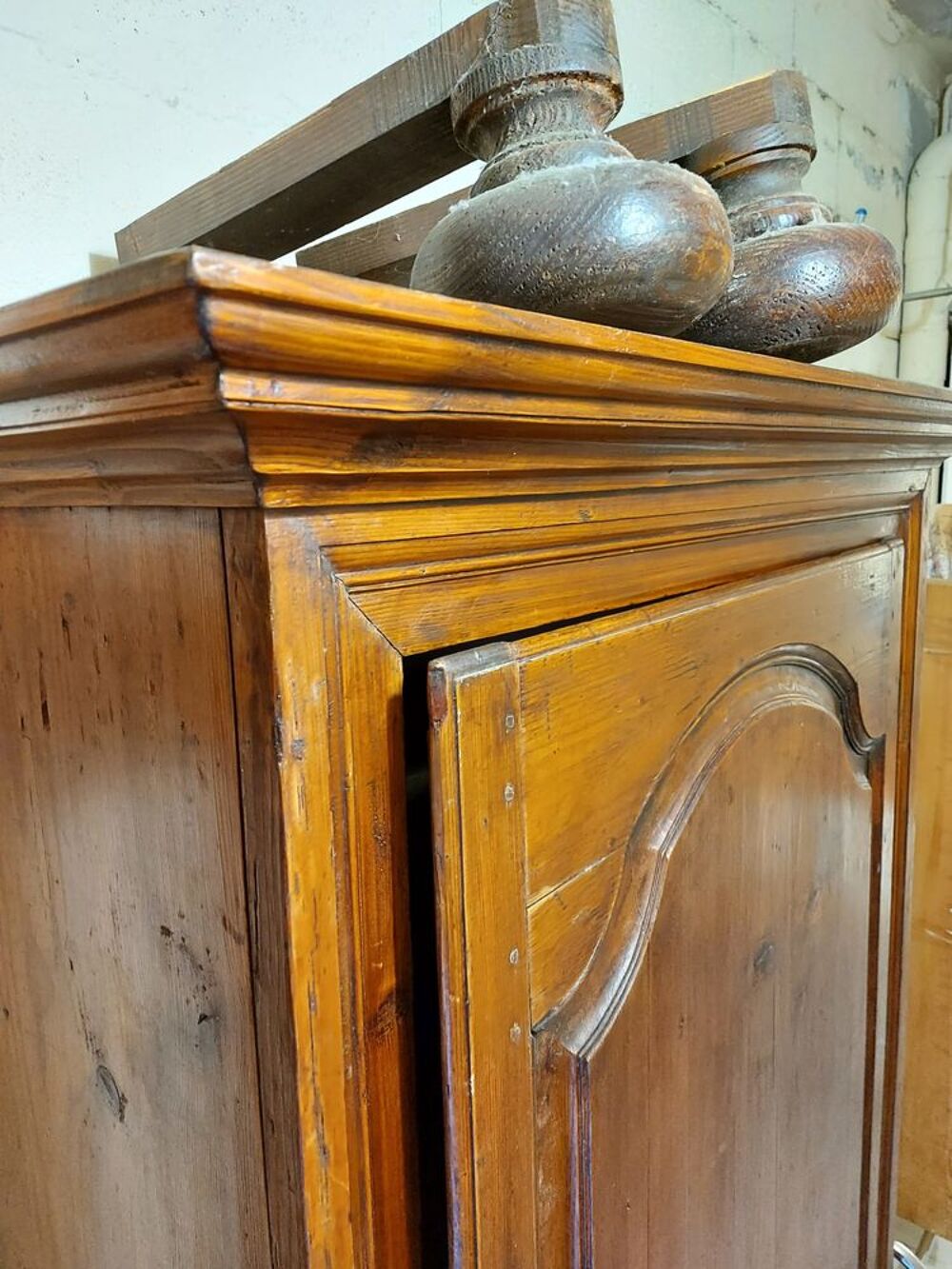 Armoire en noyer verni style Louis XV Meubles