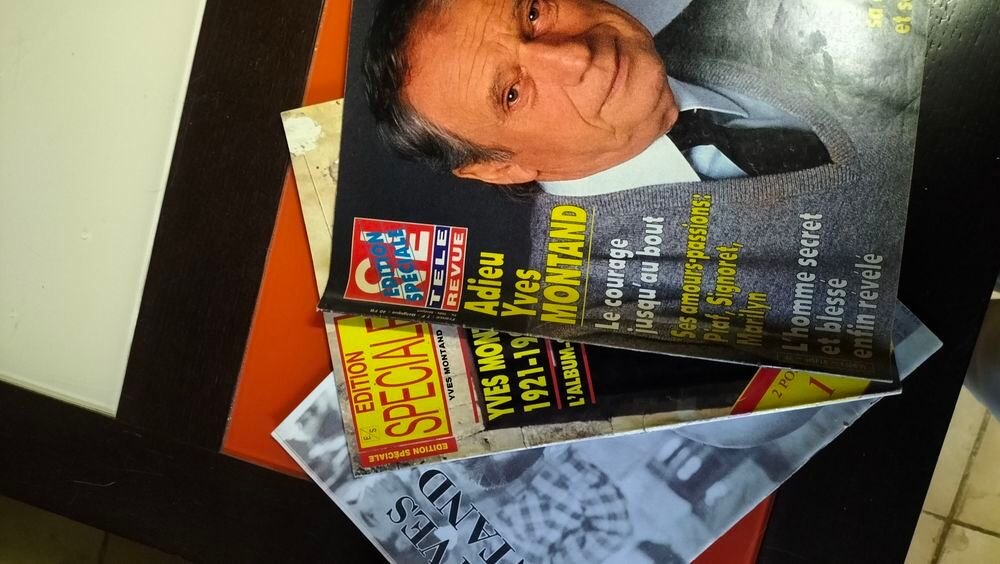 3 magazines sp&eacute;cial Yves Montand 
