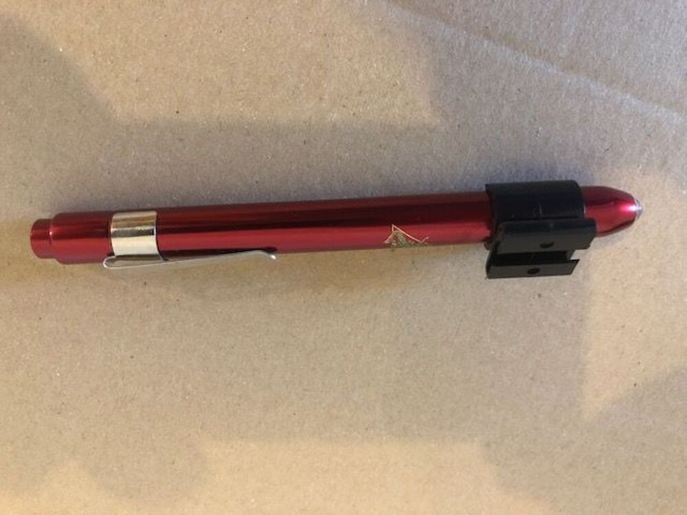 LAMPE STYLO DE POCHE COMME NEUVE 10€
LAMPE EXAMEN MEDICAL 
Puériculture