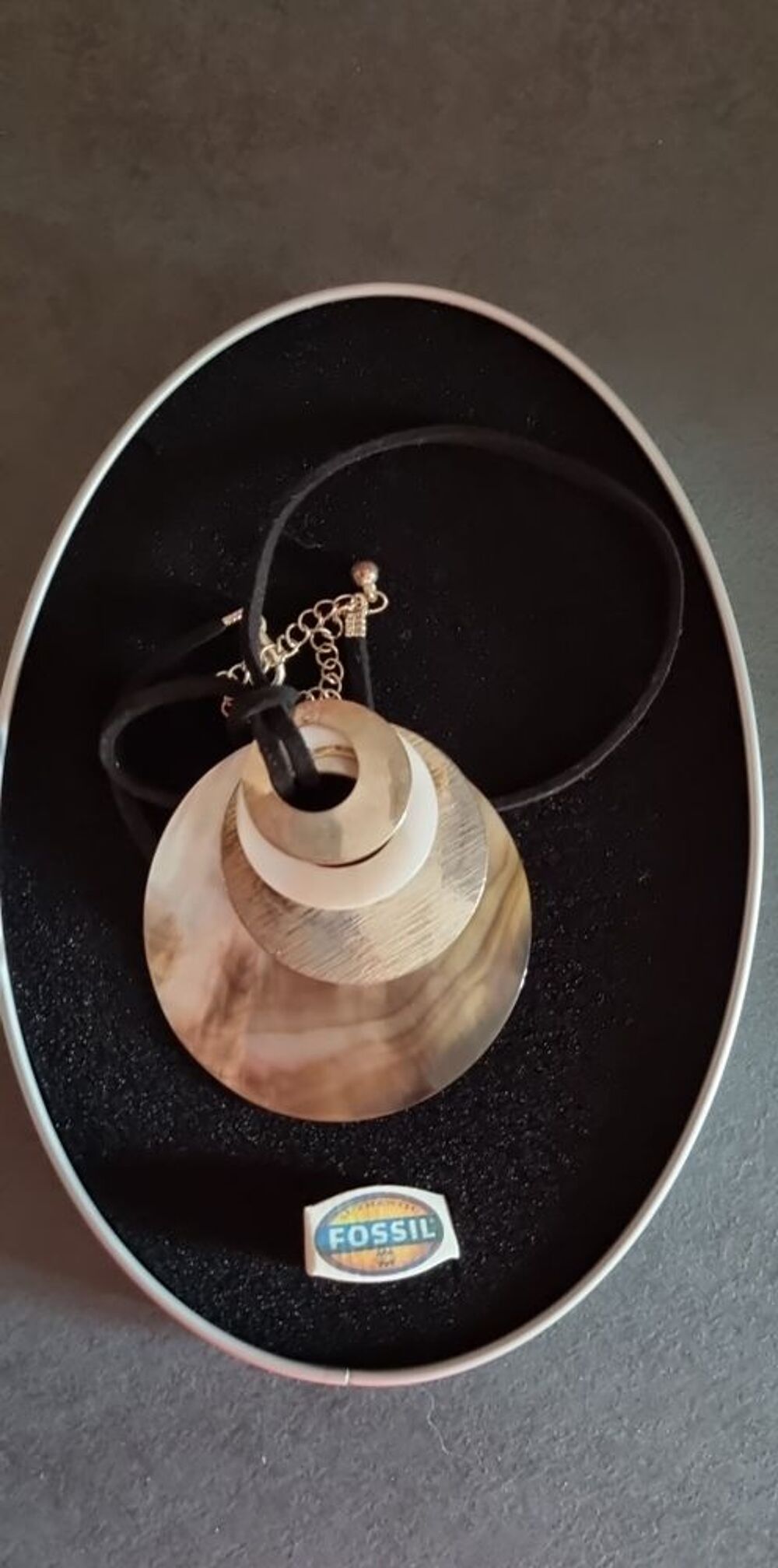 Tr&egrave;s joli collier Fossil avec nacre. Neuf Bijoux et montres