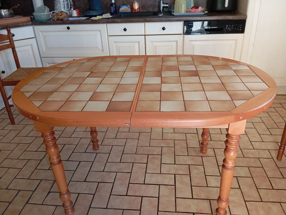 table de cuisine bois ovale carrel&eacute;e avec une allonge Meubles