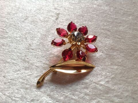 BROCHE FLEUR ROUGE ET BLANCHE MÉTAL DORÉ Envoi Possible
10 Trégunc (29)