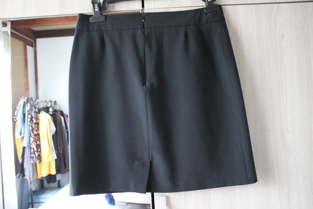 Jupe Cache-Cache noire taille 40,
Vêtements