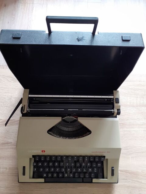Machine � �crire OLYMPIA (1970) .
20 Le Vernois (39)