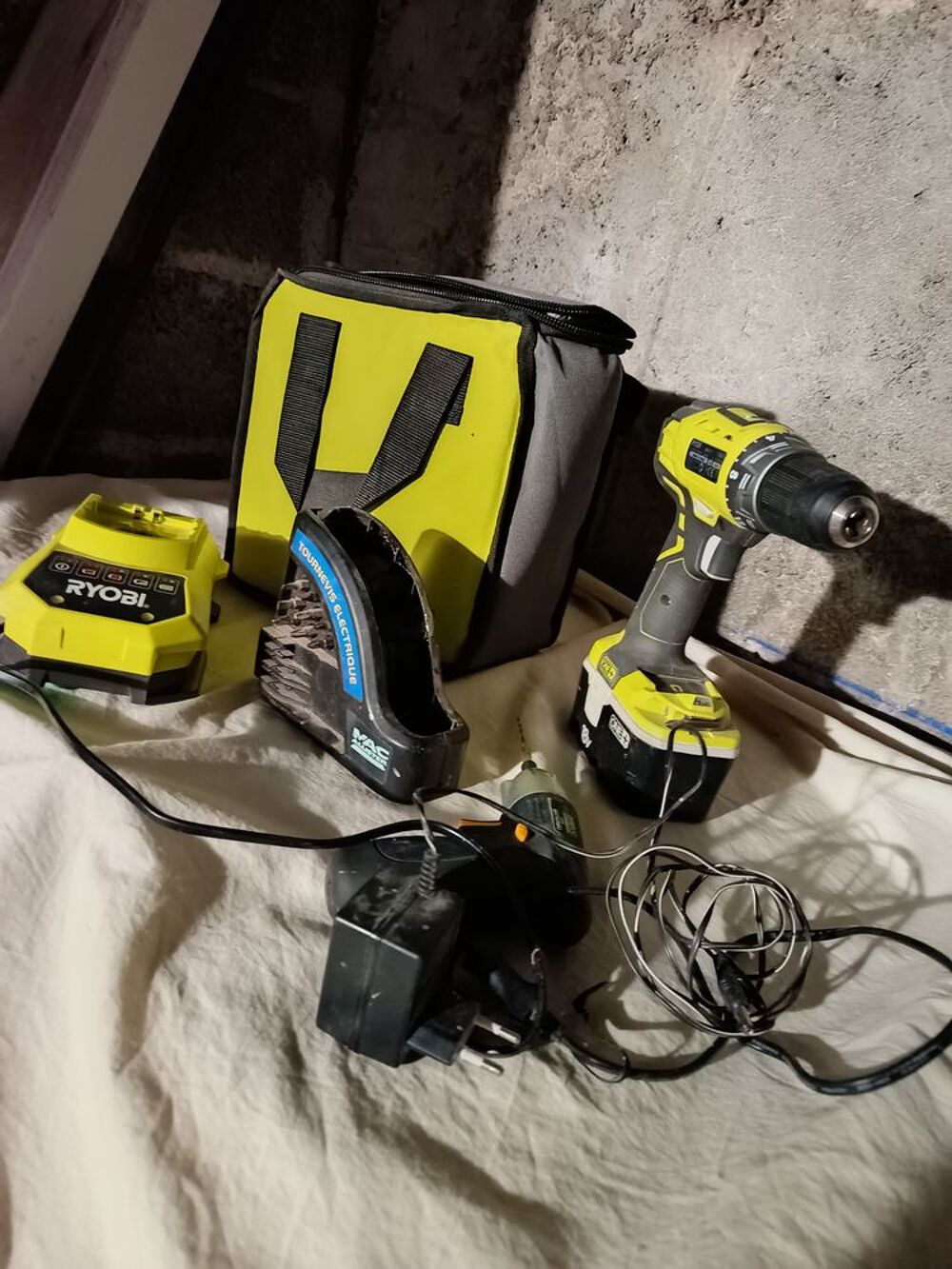 Perceuse tr&egrave;s peu utilis&eacute; voir photos Bricolage