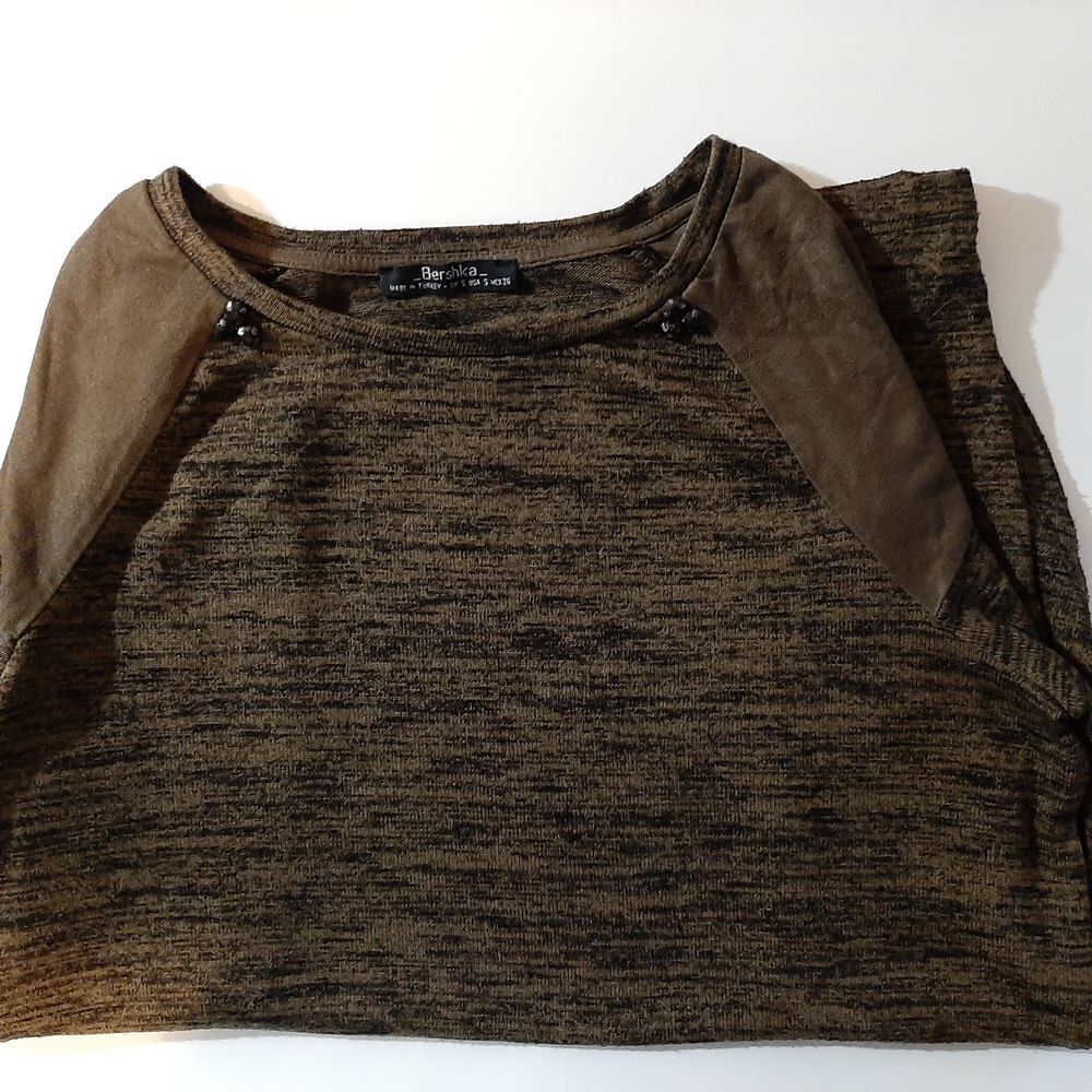 PULL FIN FEMME MARQUE BERSHKA TAILLE S (36-38)
Vêtements