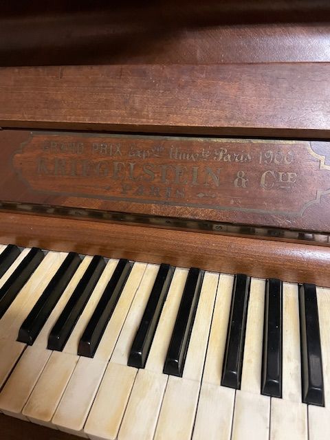 donne piano droit KRIEGELSTEIN & Cie 1900 Nogent-sur-Marne (94)