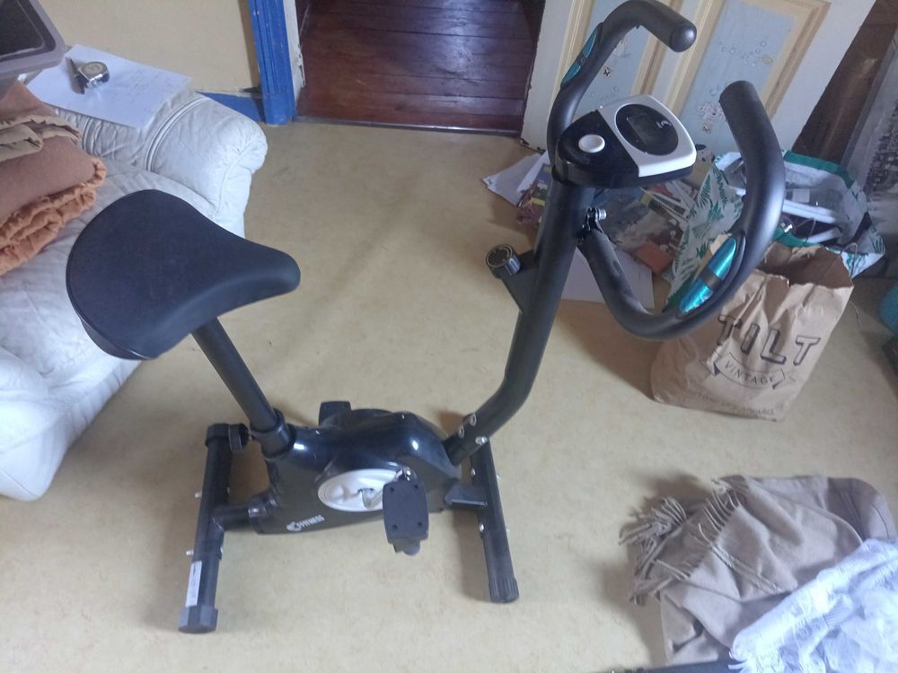 v&eacute;lo d'appartement comme neuf Sports