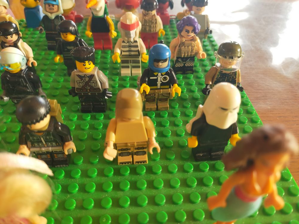 des personnages LEGO par lots de dix Jeux / jouets