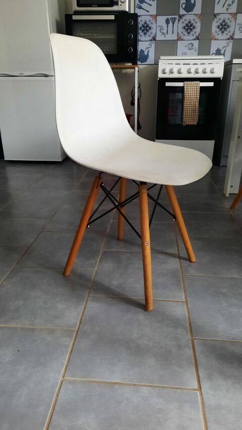 4 chaises blanches 20 Champenoux (54)