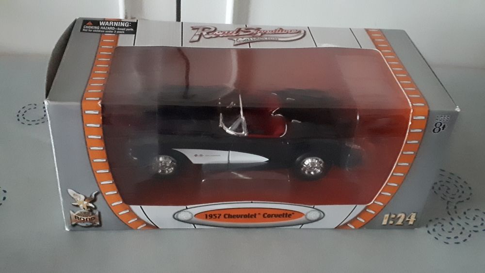 Chevrolet Corvette 1957 - 1/24 - Road signature Collection 