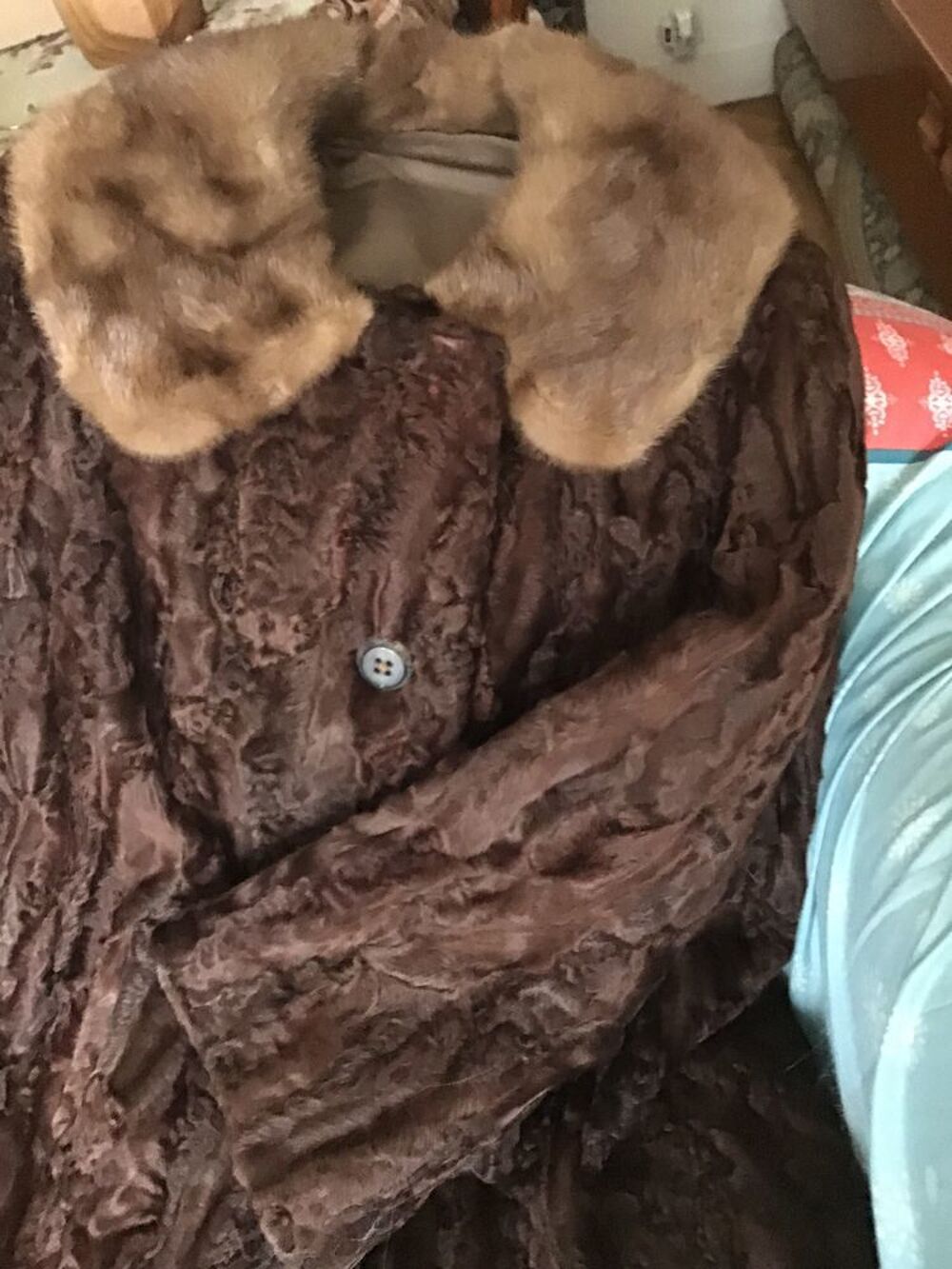  Manteau d'astrakan, col vison, neuf, taille 46. Vêtements