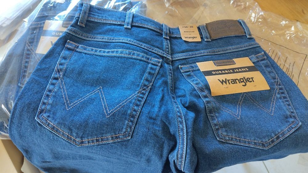 Lot 2 jeans Wrangler 30/30 Regular neufs - bleu denim Vêtements