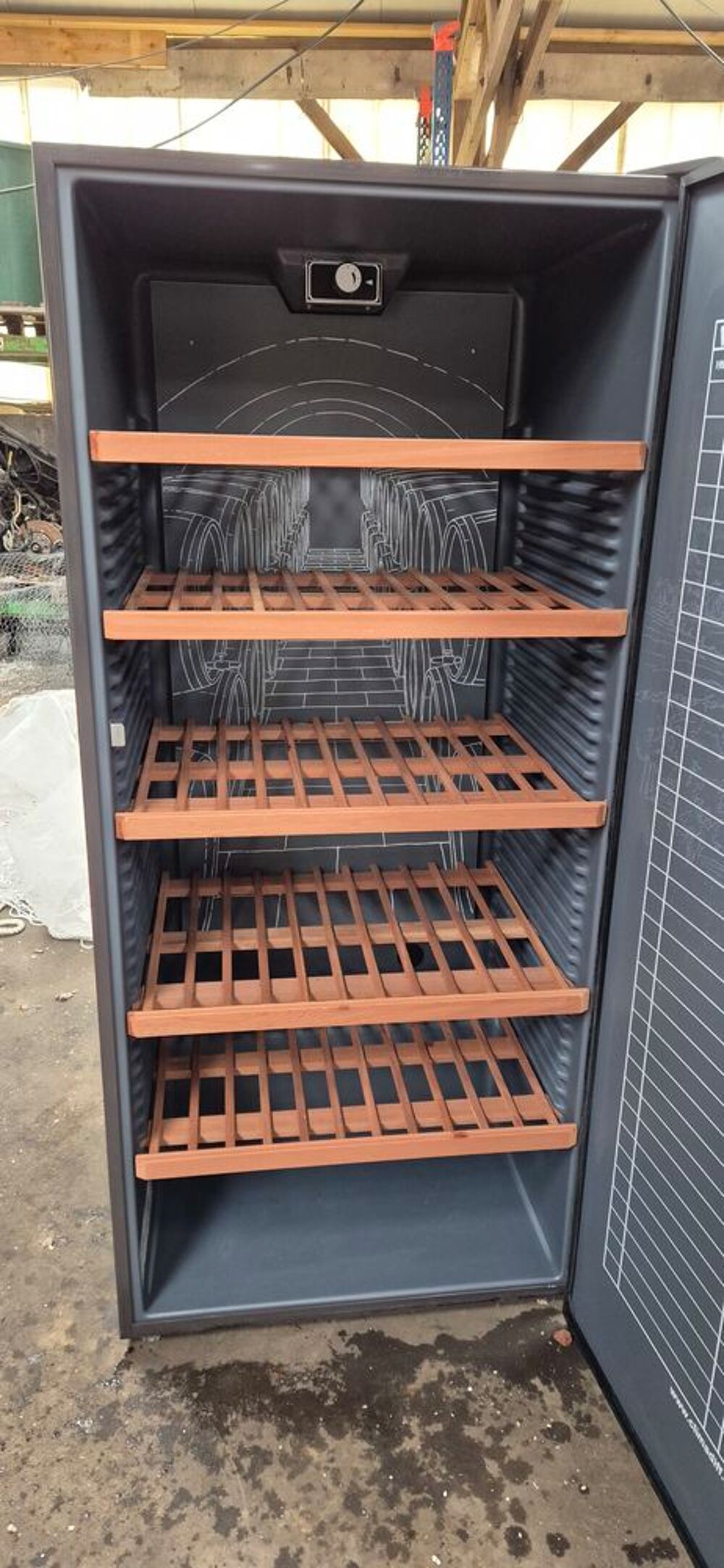 Cave &agrave; vin 230 &agrave; 250 bouteilles Climadiff. Mod&egrave;le CV252 Electroménager