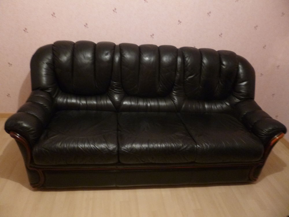 Canap&eacute; droit + son fauteuil assorti en cuir noir Meubles