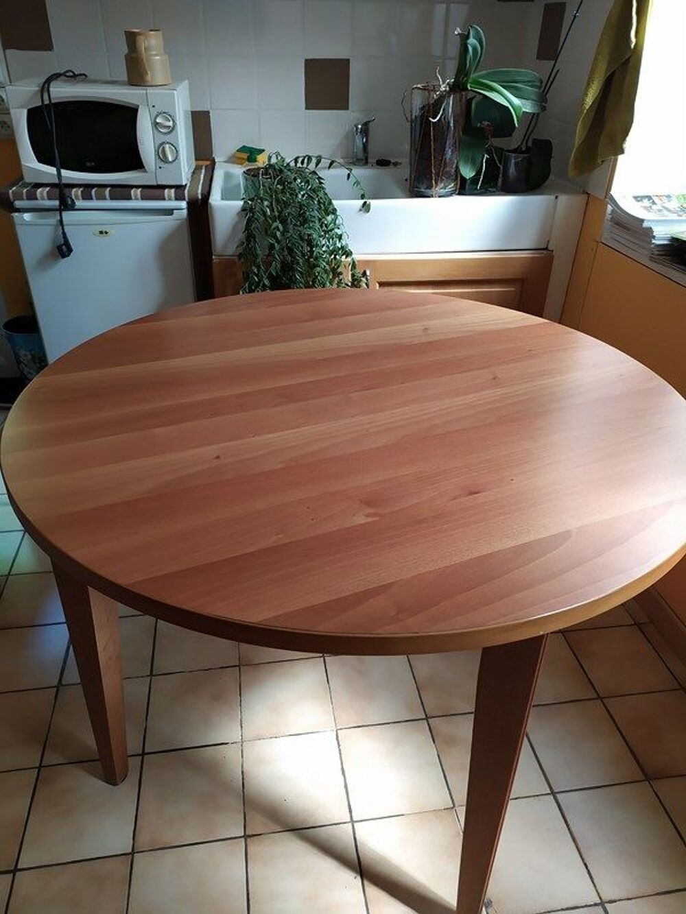Table ronde + rallonge en h&ecirc;tre + nombreuses nappes Meubles