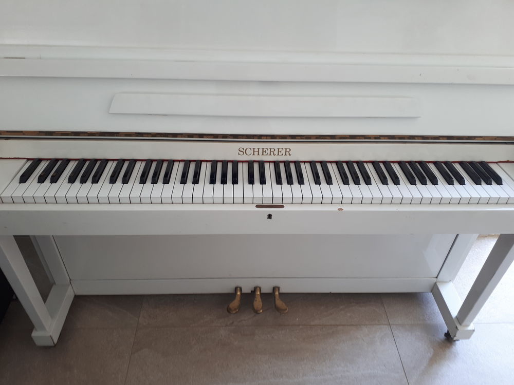 Piano blanc de marque Sherer Audio et hifi